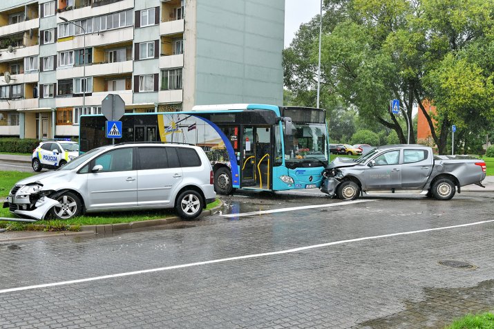 Trīs braucamie nesadala krustojumu - Vimarsana News