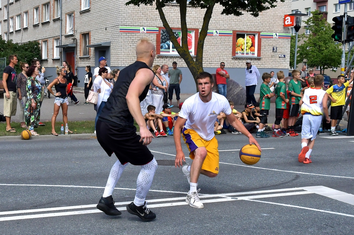 Игра в уличный баскетбол. Уличный баскетболист. Уличный баскетбол игра. Уличные баскетболисты Америки. Уличный баскетбольный костюм.